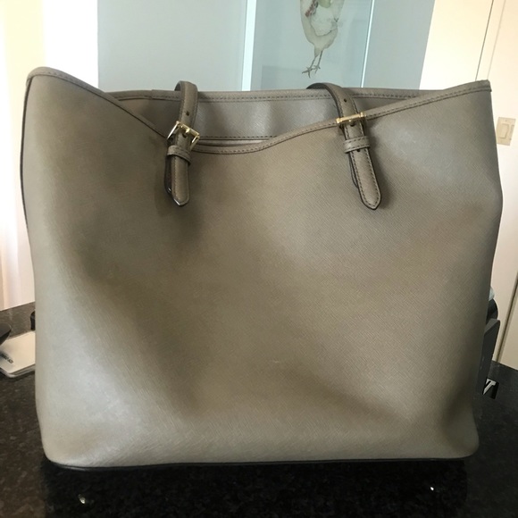 Michael Kors Tote in nearly excellent condition. Back to work, new moms, travel! - Picture 4 of 5